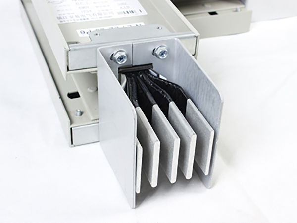 封閉式母線(xiàn)槽是一種用于電線(xiàn)電纜敷設(shè)的設(shè)備